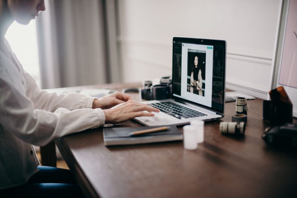 Un potenziale cliente valuta uno studio dal suo computer