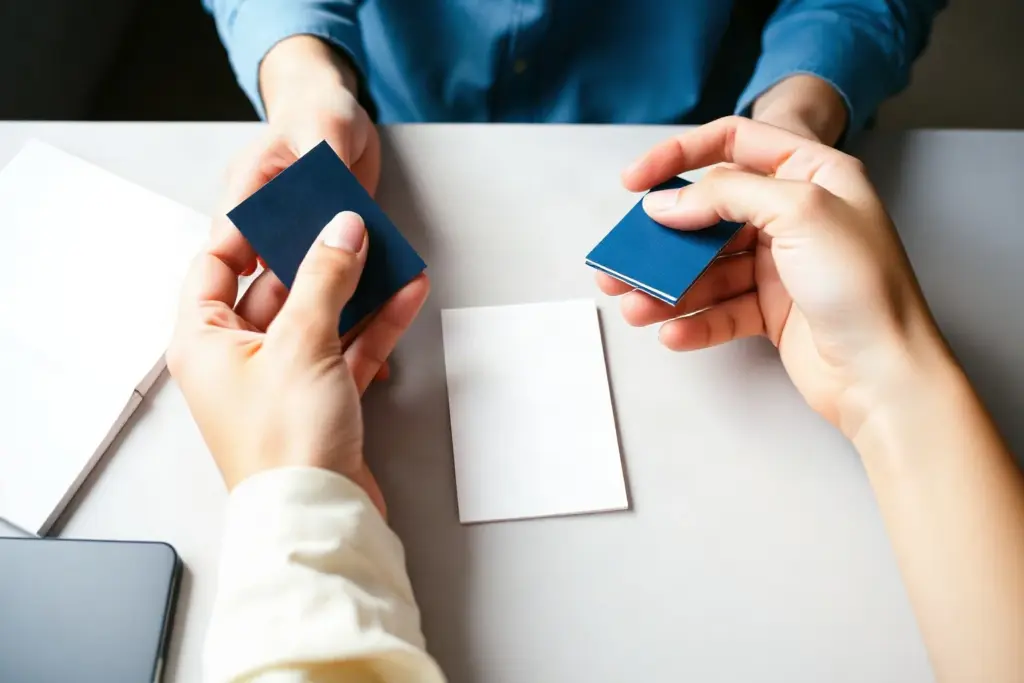 Due persone si scambiano sul tavolo cartoncini blu e un cartoncino bianco, per scegliere i colori di un marchio